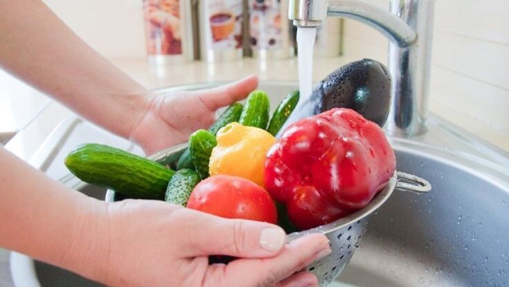 πλύσιμο λαχανικών και φρούτων ως προληπτικό μέτρο κατά των παρασίτων